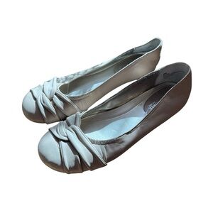 St John’s Bay Leather Cream Round Toe Flats Size 9